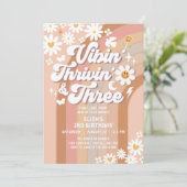 Invitation Vibin' Thrivin' Et Trois Anniversaires Rétro Terre (Debout devant)