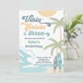 Invitation Vibin' Thrivin' & Trois Retro Surf Beach Anniversa (Debout devant)