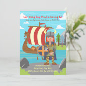 Invitation Viking Boy posant devant Viking Ship Party (Debout devant)