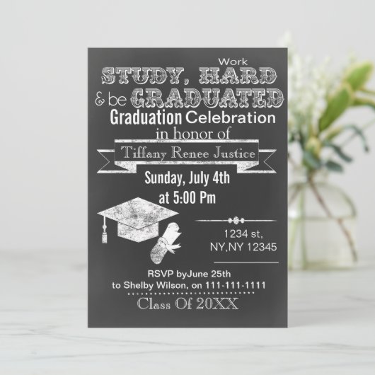 Invitation vintage Chalkboard Graduation Party (Debout devant)