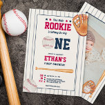 Invitation Vintage rookie baseball rouge bleu 1er anniversair<br><div class="desc">Jouez une fête de 1er anniversaire à domicile avec notre invitation Vintage Rookie Baseball thème! Célébrez votre petit rookie dès le premier anniversaire, avec cette invitation à thème de baseball rouge et bleu avec une chauve-souris de baseball, balle et gant en aquarelle, changer les bandes et le texte à votre...</div>