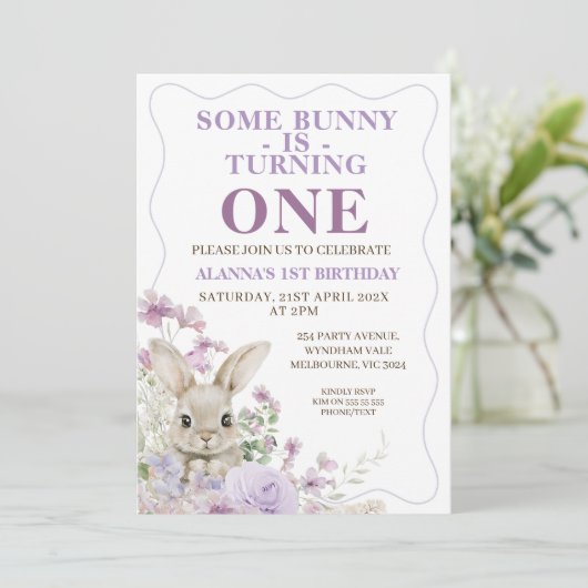 Invitation Violet Fleur sauvage Vague Lapin 1er Anniversaire (Debout devant)