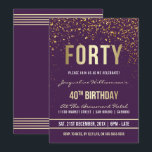 Invitation Violet | Gold Confetti 40e fête d'anniversaire<br><div class="desc">Violet | Gold Confetti 40th Birthday Party Invitations. Cette invitation formelle, élégante, branchée et moderne à la fête du quarantième anniversaire convient aux hommes ou aux femmes. Il comprend des lignes dorées propres, un script gothique coque supérieur élégant, et un texte sophistiqué de feuille d'or faux sur un arrière -...</div>
