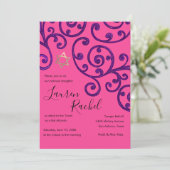 Invitation violette bat mitzvah Motif Scroll (Debout devant)