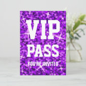 Invitation 'VIP PASS' de Glitz Purple (Debout devant)