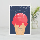 Invitation Voici la fête d'anniversaire de la crème glacée Sc (Debout devant)