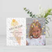Invitation Voici l'anniversaire de la crème glacée Scoop Pink (Debout devant)