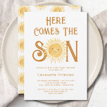 Invitation Voici Le Baby shower Son Sunshine<br><div class="desc">Famille Invitation et amis à votre baby shower sur le thème du soleil avec cette mignonne invitation de baby shower pour garçons de soleil. Il présente le texte "Here Comes The Son" en typographie élégante avec une jolie aquarelle jaune souriante soleil. L'arrière est décoré d'un motif solarium. Facile à personnaliser....</div>