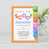 Invitation Voici l'invitation d'anniversaire de la crème glac (Debout devant)