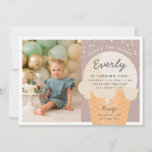 Invitation Voici The Scoop Ice Cream Cone Kid Birthday Photo<br><div class="desc">Annoncez la fête d'été de votre petit avec ces invitations festives à thème crème glacée dans une palette de couleurs pastel muet. Le design moderne comprend un cône gaufre avec une boule de glace vanille avec "voici le scoop" en arche sur le dessus, et les détails de la fête d'anniversaire...</div>