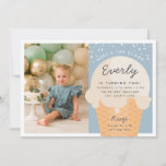 Invitation Voici The Scoop Ice Cream Cone Kid Birthday Photo<br><div class="desc">Annoncez la fête d'été de votre petit avec ces invitations festives à thème crème glacée dans une palette de couleurs pastel muet. Le design moderne comprend un cône gaufre avec une boule de glace vanille avec "voici le scoop" en arche sur le dessus, et les détails de la fête d'anniversaire...</div>