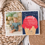 Invitation Voici The Scoop Ice Cream Cone Kid Birthday Photo<br><div class="desc">Annoncez la fête d'été de votre petit avec ces invitations festives à thème crème glacée dans une palette classique rouge, blanc et bleu. Le design moderne comprend un cône gaufre avec une boule de crème glacée rouge avec "voici le scoop" voûté en haut, et les détails de la fête d'anniversaire...</div>