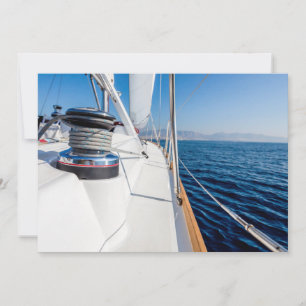 Invitation voilier surfant sur la mer