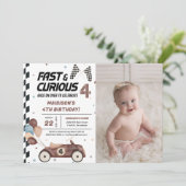 Invitation Voiture de course Brown rapide et curieux 4e anniv (Debout devant)