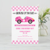 Invitation Voiture de course rose Anniversaire, Voiture de co (Debout devant)