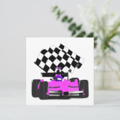 Invitation Voiture de course rose avec drapeau À damiers (Debout devant)