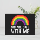 Invitation Vous Êtes En Sécurité Avec Moi Le Mois De La Fiert (Debout devant)