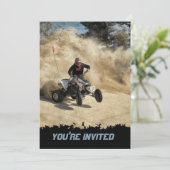 Invitation VTT sur Dirt Road dans le nuage de poussière avec  (Debout devant)