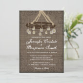 Invitation Wagon Wheel Mason Jar Chandelier Mariage Invite (Debout devant)