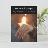 Invitation We Are Engaged Photo Announcement Card | Modern  (Debout devant)