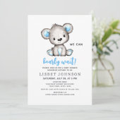 Invitation We Can Bearly Wait Blue Teddy Bear Baby Shower (Debout devant)