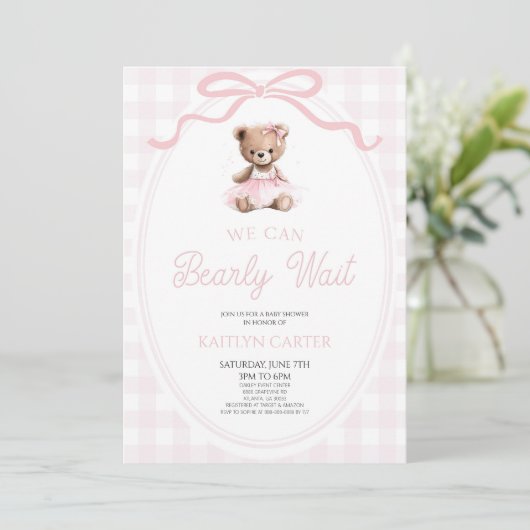 Invitation We Can Bearly Wait Pink Teddy Bear Baby Shower (Debout devant)
