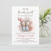 Invitation We Can Bearly Wait Teddy Bear Twins Baby Shower (Debout devant)