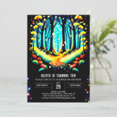 Invitation Whimsical Into the Woods Fireflies Anniversaire (Debout devant)