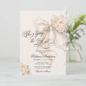 Invitation White Bow She's Tying the Knot Bridal Shower (Debout devant)