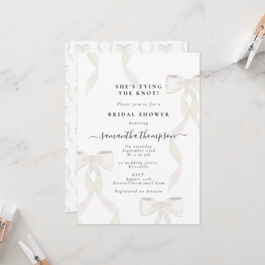 Invitation White Bow She's Tying the Knot Fête des mariées Pa (Devant/Arrière en situation)