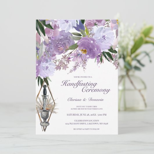 Invitation Wiccan Handfasting Chalice & Athame Purple Floral (Debout devant)