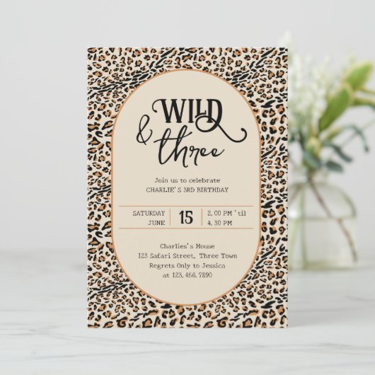 Invitation Wild and Three Empreinte de léopard Neutral 3e ann (Debout devant)