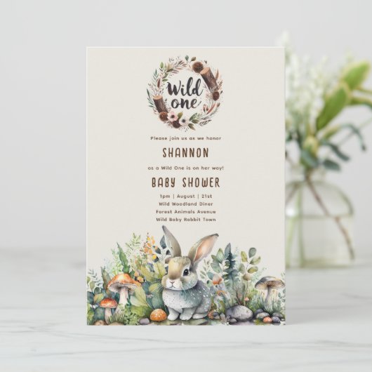 Invitation Wild One Baby Bunny Bois Animaux Rustiques (Debout devant)