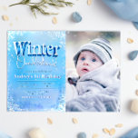 Invitation Winter Onederland - 1er anniversaire avec photo<br><div class="desc">Célébrez votre anniversaire et amusez-vous par temps froid. Le design de l'invitation est mis en valeur par le design de titre tendance élégant avec un arrière - plan de forêt enneigé</div>