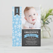 Invitation Winter Onederland Blue Boy 1er Anniversaire Invita (Debout devant)
