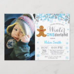 Invitation Winter Onederland Christmas Boy 1er Birthday Photo<br><div class="desc">Winter Onederland Christmas Boy 1st Birthday Invitation avec photo personnalisée. Flocon de neige bleu et gris. Invitation à la fête d'anniversaire de garçon. Anniversaire des Fêtes d'hiver. Arrière - plan blanc.
Pour plus de personnalisation,  cliquez sur le bouton "Customiser" et utilisez notre outil de conception pour modifier ce modèle.</div>