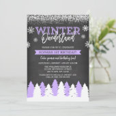 Invitation Winter Onederland Purple Chalkboard 1er anniversai (Debout devant)