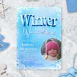 Invitation Winter Wonderland avec photo<br><div class="desc">Célébrez votre anniversaire et amusez-vous par temps froid. Le design de l'invitation est mis en valeur par le design de titre tendance élégant avec un arrière - plan de forêt enneigé</div>