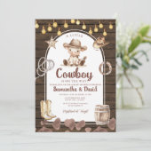 Invitation Wood Arch Cowboy is on the Way Baby Shower (Debout devant)