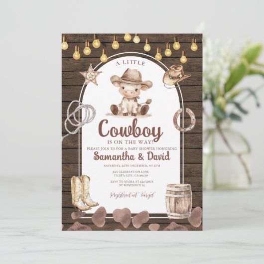 Invitation Wood Arch Cowboy is on the Way Baby Shower (Debout devant)