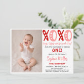 Invitation XOXO Hugs & Kisses Valentine's Day 1st Birthday (Debout devant)