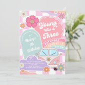 Invitation Young wild & Three Rainbow Car Daisy Birthday (Debout devant)