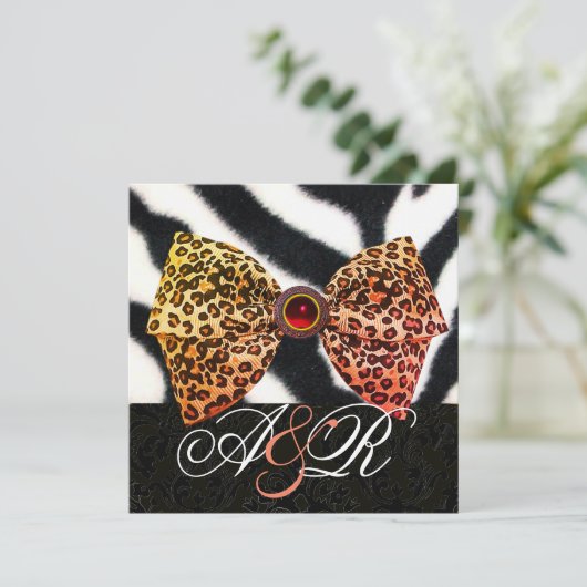 INVITATION ZEBRA FOUR, LEOPARD PEAU BOUTON, NOIR DAMASK MONOG (Debout devant)
