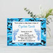 Invitations bleues de baby shower de camouflage (Debout devant)