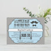Invitations bleues de baby shower de moustache et (Debout devant)