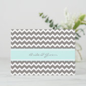 Invitations Chevron bleu gris de mariage (Debout devant)