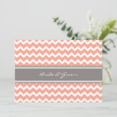 Invitations Chevron de corail gris de mariage (Debout devant)
