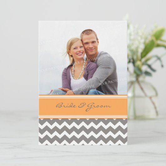 Invitations Chevron orange gris de mariage de (Debout devant)