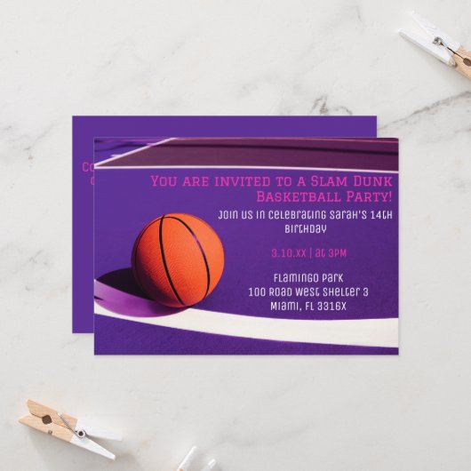 Invitations d'anniversaire de basket-ball violet p (Devant/Arrière en situation)