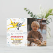 Invitations d'anniversaire de l'avion Jaune avec p (Debout devant)